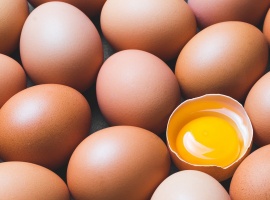 ГОСТ 31654-2012Согласно ГОСТ, отборная категория имеет массу одного яйца от 65 до 74,9 г.
