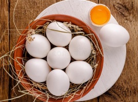 ГОСТ 31654-2012&nbsp;

Согласно ГОСТУ вес яйца, превышает 75г.
