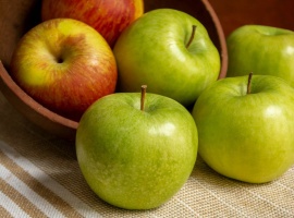 ГОСТ 31654-2012Согласно ГОСТ, отборная категория имеет массу одного яйца от 65 до 74,9 г.
